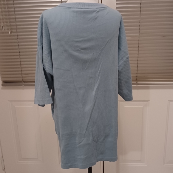 4/$60 Blue Ribbed Tee - Size Large (42) - Picture 4 of 6